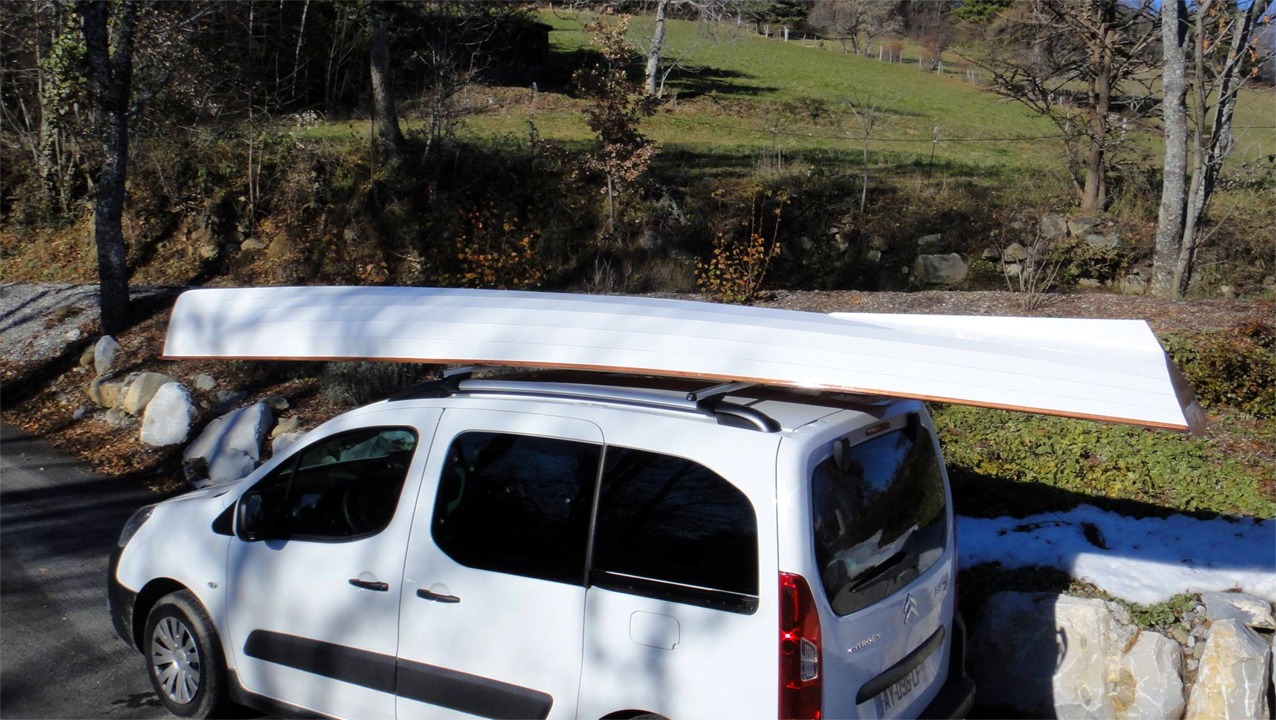 Le seul b&eacute;mol &agrave; transporter le Wherry ainsi est qu'il faut d&eacute;monter &agrave; chaque fois le "row wing" &agrave; si&egrave;ge coulissant, fix&eacute; &agrave; la coque par deux boulons. On peut sinon envisager de fixer un ber sur mesure aux barres afin de le transporter &agrave; l'endroit, sans d&eacute;monter le "row wing". 