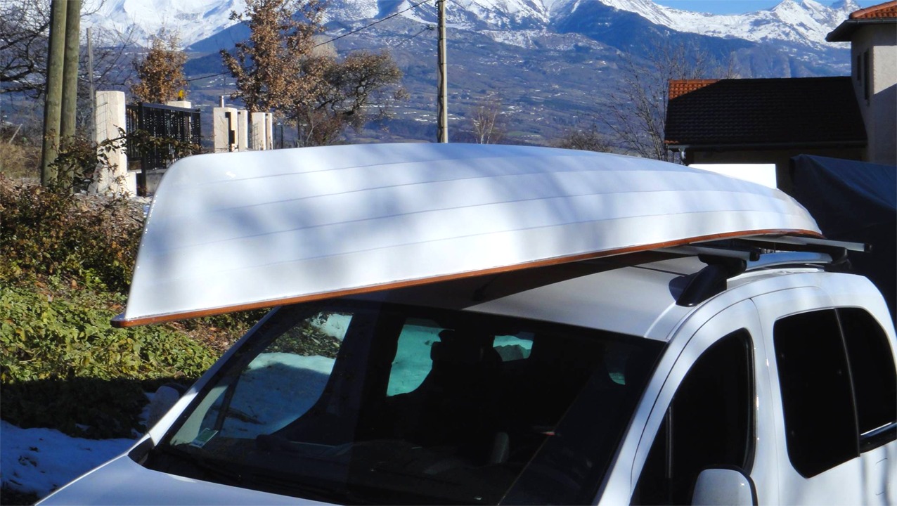 Fran&ccedil;ois nous envoie deux images du Wherry d'Annapolis qu'il vient de finir de construire &agrave; Gap. La coque nue p&egrave;se 29 kg, le poids d'un gros kayak, ce qui permet de la porter facilement sur les barres de toit. 