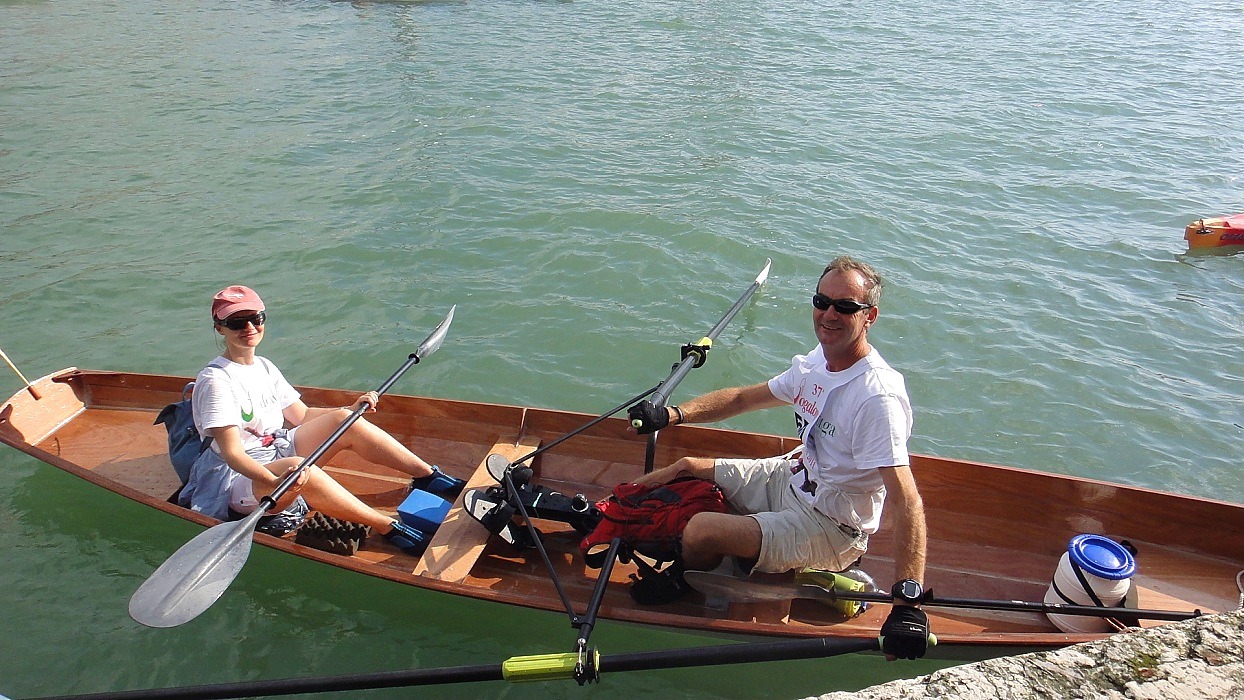 Fran&ccedil;ois nous envoie ces trois images encore fumantes de la Vogalonga, c&eacute;l&eacute;brissime r&eacute;gate d'aviron "non comp&eacute;titive" de 30 km qui se tient chaque ann&eacute;e sur la lagune de Venise, &agrave; laquelle il participa le 12 juin avec le Wherry d'Annapolis qu'il construisit l'hiver dernier. Fran&ccedil;ois a embarqu&eacute; un "moteur auxiliaire", dont je suppose que l'appoint s'est r&eacute;v&eacute;l&eacute; tr&egrave;s utile dans les passages encombr&eacute;s, o&ugrave; il &eacute;tait difficile de d&eacute;ployer les avirons (dont "l'envergure" approche les six m&egrave;tres, tout de m&ecirc;me) 