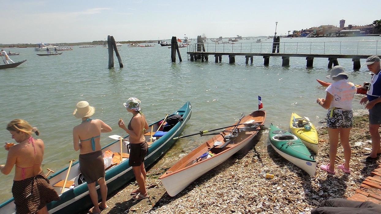 On m'a demandé d'annoncer un projet de participation groupée à la prochaine Vogalonga, la très fameuse régate d'aviron (et de pagaie) de Venise, qui aura lieu le dimanche 19 mai 2013. Si ce projet vous intéresse, passez moi un petit mail. La photo montre le Wherry d'Annapolis de François qui participa à l'édition 2011. 