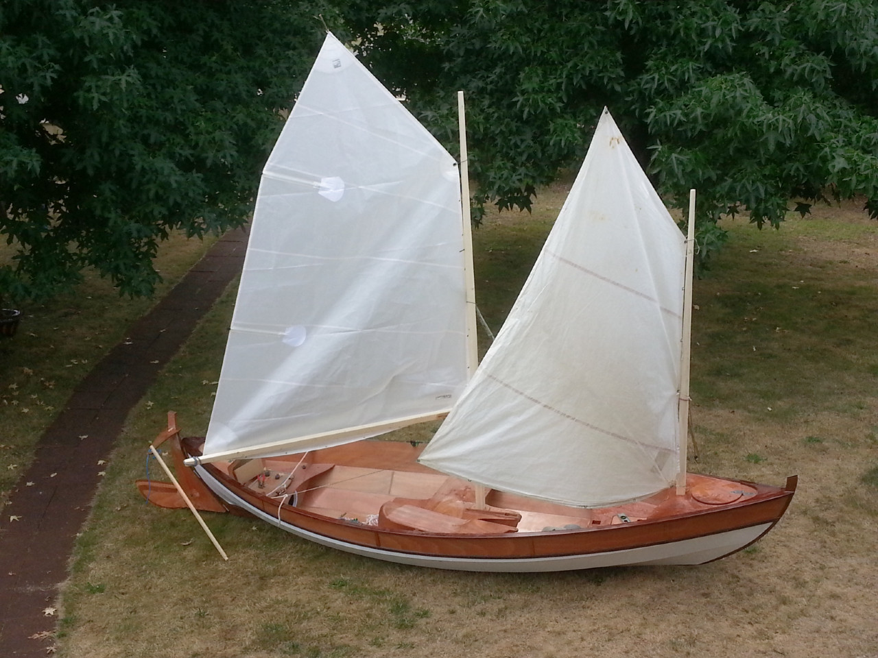 Fred nous envoie de Gironde les trois images suivantes du Skerry "La Mariette" qu'il a construit &agrave; partir des plans et en faisant quelques modifications d'am&eacute;nagement et surtout de gr&eacute;ement, comme vous le voyez. Je vous montrais d&eacute;j&agrave; des photos de construction de Fred dans la pr&eacute;d&eacute;dente &eacute;dition des "nouvelles" et on arrive aux choses s&eacute;rieuses. 