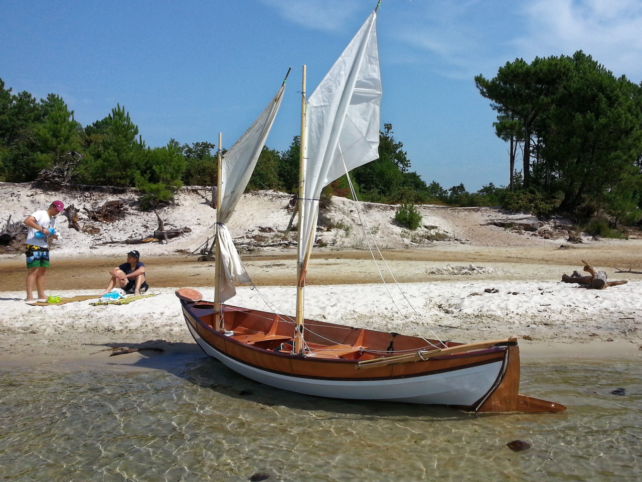 Toujours est-il que Fr&eacute;d&eacute;ric est satisfait de son gr&eacute;ement, m&ecirc;me s'il reste un peu de mise au point &agrave; faire. Il nous &eacute;crit :"La Mariette se comporte tr&egrave;s bien avec ce gr&eacute;ement. Malgr&eacute; la charge, (trois adultes &agrave; bord) elle est plus rapide que le misainier qui l'accompagnait et serre le vent de plus pr&egrave;s. J'ai de petits probl&egrave;mes d'ergonomie, le point de tire de la voile de misaine est tr&egrave;s arri&egrave;re, et ses &eacute;coutes sont longues et tortueuses, peu pratiques. De plus, je vois mal comment naviguer en solo avec ces deux voiles. Mais je finirai bien par trouver une solution." 