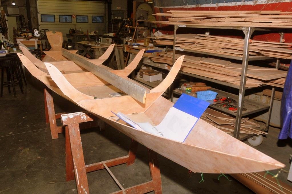 Je vous avais d&eacute;j&agrave; montr&eacute; une photo de la construction d'un Doris 17 envoy&eacute;e de Belgique par Freddy. En voici une seconde. Comme je vous le disais, un groupe d'amis construit un premier bateau afin de se faire la main et pr&eacute;voit d'impliquer ensuite des jeunes dans la construction de plusieurs autres exemplaires afin d'impulser un retour &agrave; la navigation simple &agrave; la voile et &agrave; l'aviron. &copy; Fr. Philips&nbsp;