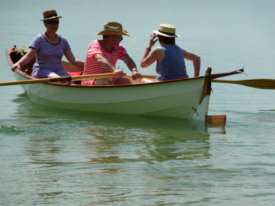 Essai à l'aviron, et en costume, s'il vous plait. Les observateurs affûtés parmi vous auront reconnu la photo d'ouverture de cette page, que j'ai habilement vieillie en la passant en sepia. 