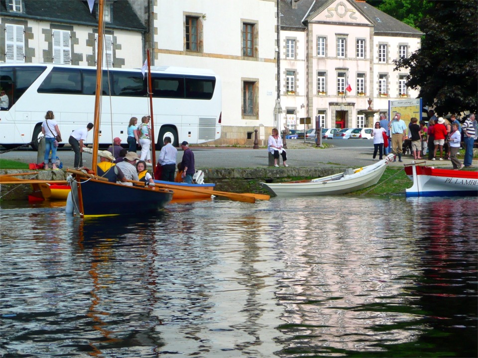 On aperçoit sur cette image de l'arrivée à Port Launay le car prévu par l'organisation pour redescendre les chauffeurs vers les voitures et les remorques à la cale du Passage de Rosnoen. 