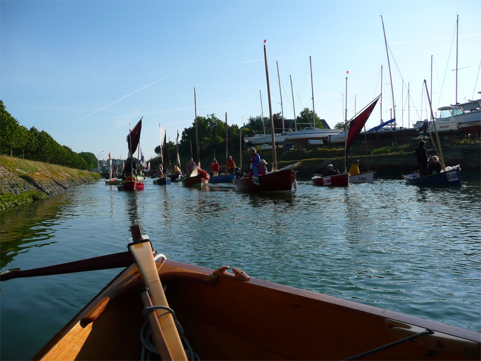 Nous sortons du port à l'aviron.