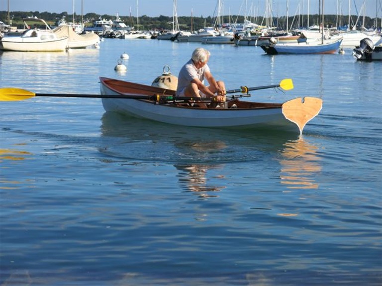 Georges-Christian m'envoie une image de la premi&egrave;re sortie de sa jolie Yole de Chester baptis&eacute;e "La Dominique". Il &eacute;crit : "Apr&egrave;s un d&eacute;marrage rapide, la construction a ralenti l'allure avec peu de temps qui lui &eacute;tait consacr&eacute; et beaucoup d'efforts apport&eacute;s aux finitions.