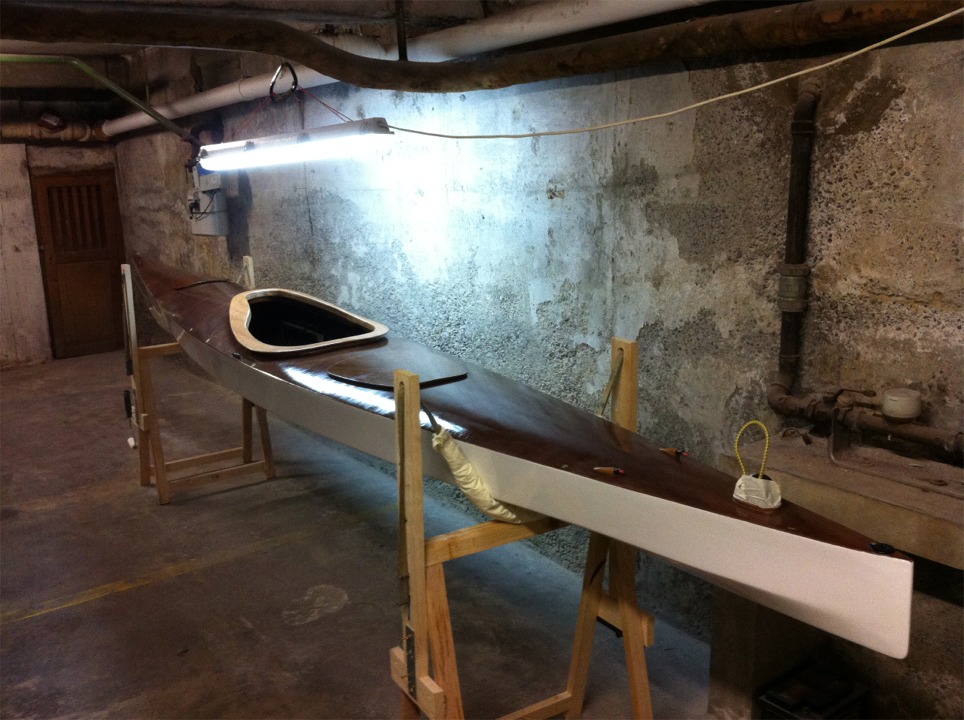 Guy a construit cet &eacute;t&eacute; ce magnifique Chesapeake 17 LT. Le LT est l&eacute;g&egrave;rement plus bas de franc-bord que le Chesapeake 17 "standard", comme celui de Yves, visible ci-dessus. De ce fait, il a un volume l&eacute;g&egrave;rement inf&eacute;rieur et un peu moins de prise au vent, ce qui est un avantage int&eacute;ressant par vent lat&eacute;ral. 