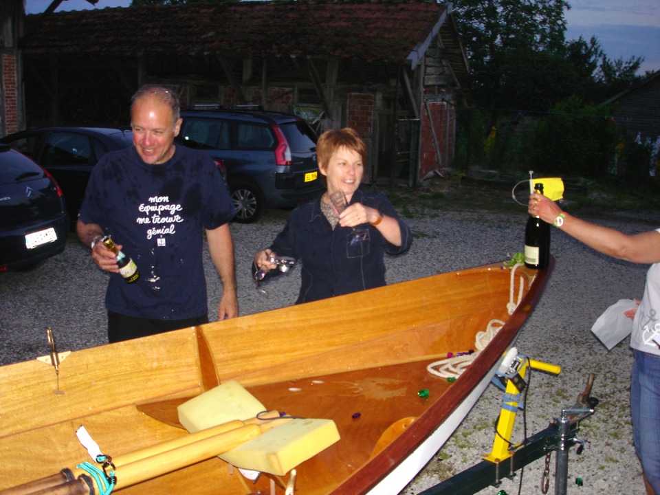 Cloture des essais : La Marie Pupuce est baptisée au champagne en bonne et due forme ! (et Gérard a un très beau T-Shirt...) 