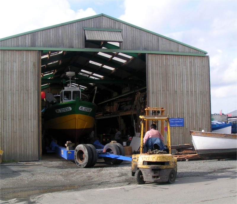 Un des bâtiments du chantier de Gilles Conrath à Paimpol (Côtes d'Armor.) Gilles est en train de présenter la remorque pour sortir le pêcheur remis à neuf