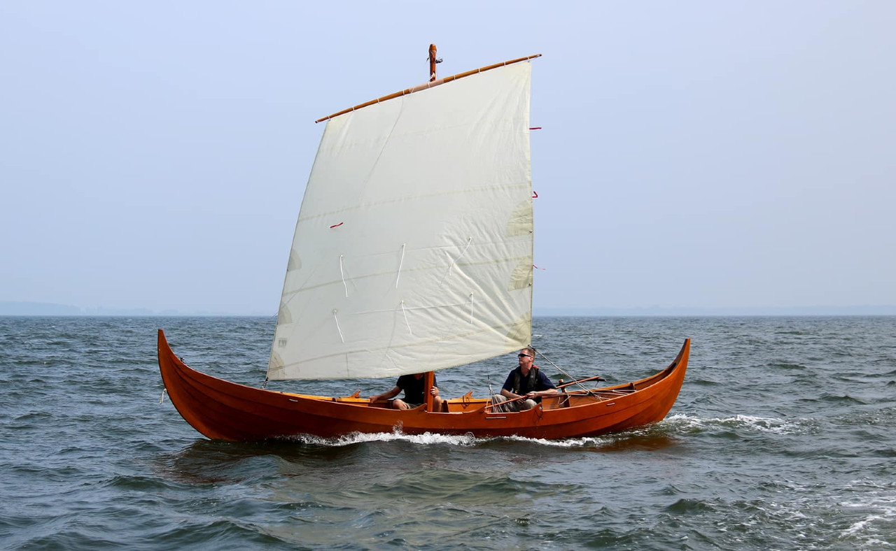 Les photos témoignent d'une bonne vitesse est d'une forte stabilité latérale de cette coque longue et étroite. 