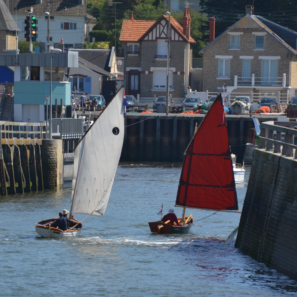 Nouvelle navigation après tout ce travail : le Raid Normand, organisé par l'association Yole 27, qui gère une Yole de Bantry en Seine Maritime, qui nous a menés de Saint-Vaast à Courseulles, en passant par Grandcamp-Maisy et retour. Nous avons notamment traversé les ruines du port éphémère d'Arromanches et longé les plages du Débarquement Allié de juin 1944. Sur cette photo de Bertrand Valéry, Bénétin et Let's Goat entrent dans le port de Grandcamp. 