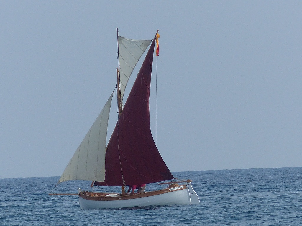 Fin de virement de bord, on voit que la voile se trouve de nouveau du "bon" c&ocirc;t&eacute; du m&acirc;t, c'est &agrave; dire dessous par rapport au vent. Vous pouvez retrouver les images de la construction d'Hasta Cipango &agrave; travers les pr&eacute;sentes "nouvelles" du 8 mars 2015 au 14 juillet 2015. 