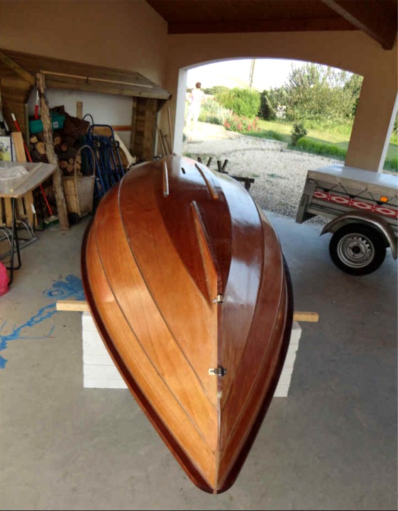 Herv&eacute; nous envoie les cinq photos suivantes du Skerry qu'il &eacute;tait venu construire &agrave; l'atelier en mars dernier. Voici son bateau &agrave; l'issue de la construction accompagn&eacute;e que nous avions faite : il reste encore &agrave; Herv&eacute; &agrave; peindre et vernir la coque. 