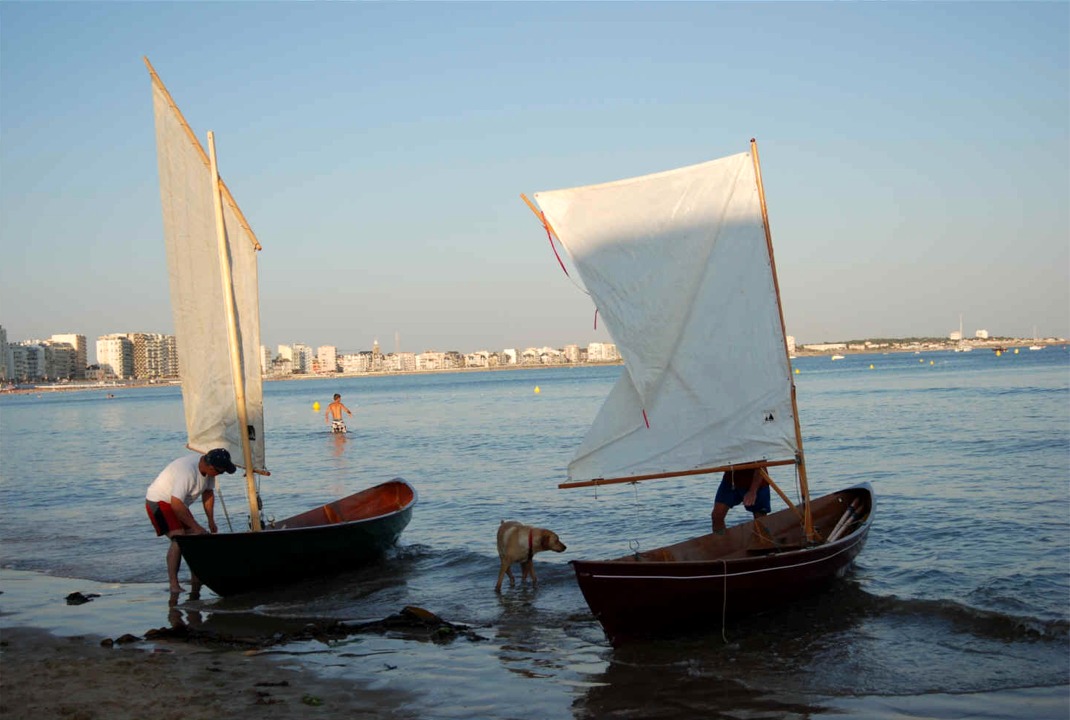 Herv&eacute; avait d&eacute;couvert le Skerry en faisant la connaissance de Denis, qui avait &eacute;t&eacute; le premier &agrave; m'acheter un kit de Skerry en octobre 2008. Et voici donc les deux Skerry se pr&eacute;parant &agrave; naviguer ensemble aux Sables d'Olonne. A gauche "Corto Maltese" de Herv&eacute; et &agrave; droite "O'Taquet" de Denis. 