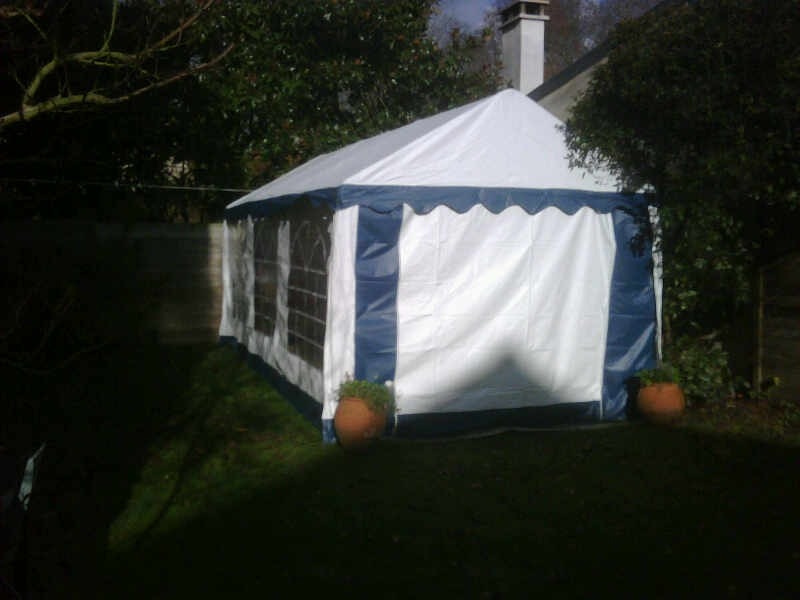 Herv&eacute; m'envoie les deux images suivantes : voici une image cr&eacute;pusculaire de la tente dans laquelle il va construire sa Yole de Chester en r&eacute;gion parisienne. Malheureusement, la chemin&eacute;e que l'on aper&ccedil;oit en haut de l'image n'appartient pas &agrave; la tente : avec les temp&eacute;ratures que nous avons actuellement, cela va &ecirc;tre laborieux de faire durcir l'&eacute;poxy... 