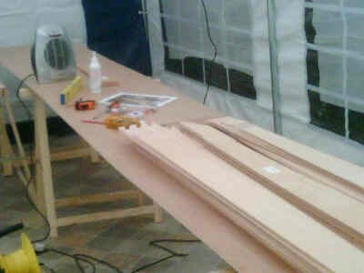 Herv&eacute; a d&eacute;ball&eacute; ses bord&eacute;s et d'appr&ecirc;te &agrave; coller leurs joints digitaux. Le radiateur soufflant devrait suffire pour faire durcir l'&eacute;poxy, &agrave; condition de construire une mini tente par-dessus les collages, afin d'&eacute;viter de chauffer tout le canton ! 
