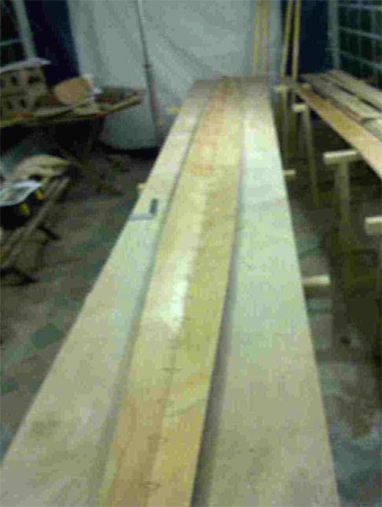 Herv&eacute; m'envoie cette image des deux bord&eacute;s de fond sutur&eacute;s de sa Yole de Chester. La qualit&eacute; de la photo n'est pas de premi&egrave;re classe, mais le commentaire d'Herv&eacute; l'est : &laquo; PS : je suis excit&eacute; et passionn&eacute; comme un gosse pour ces op&eacute;rations !!!! &raquo; 