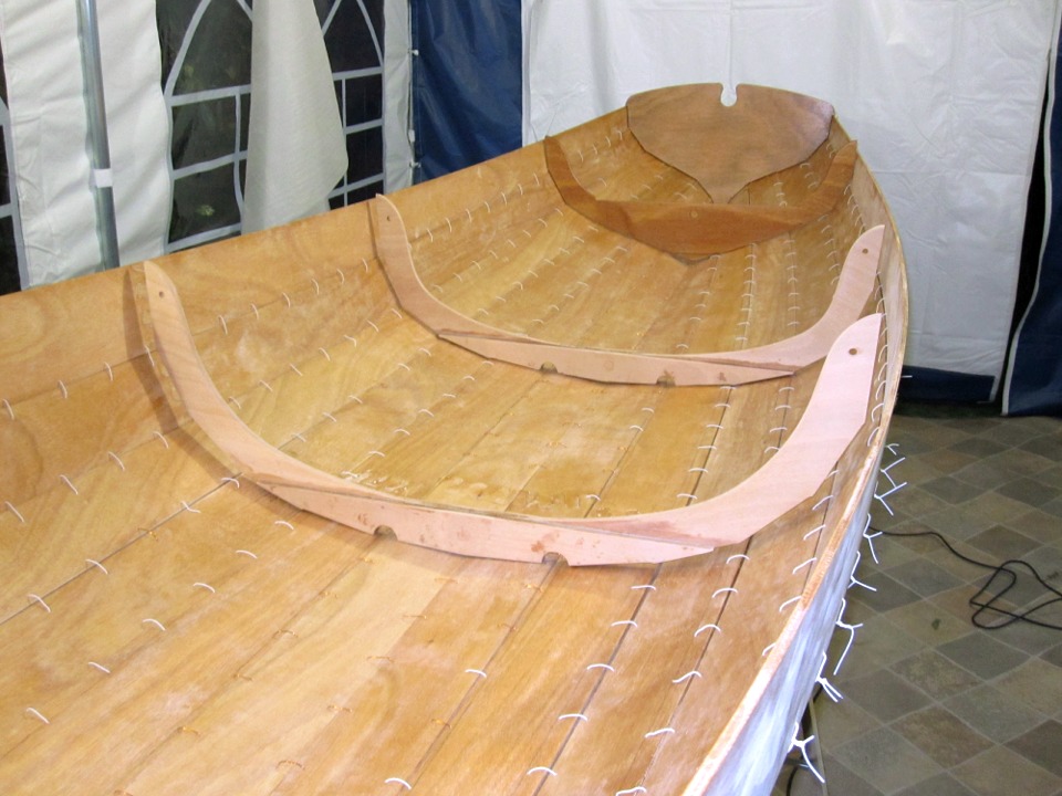 Le tableau arrière de la Yole de Chester est un challenge car il faut de la patience pour amener chacune des extrémités des virures dans son encoche sur le tableau. Au début on se dit que c'est impossible, et on est tout surpris de tout voir en place au bout d'un moment. 