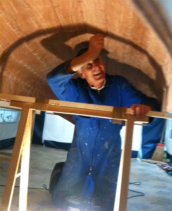 Le fil de cuivre (ou de fer gaîné utilisé en complément du fil de cuivre par Hervé) ne tolère qu'un certain nombre de torsions et d'étirages, et certaines sutures cassent et doivent être remplacées : Hervé doit donc passer sous la coque pour aller remplacer chaque suture cassée, puis sortir pour la nouer et la serrer à nouveau, jusqu'à ce qu'une autre suture casse, etc... 