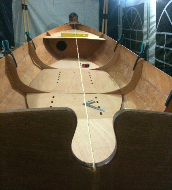L'architecte de la Yole de Chester, John Harris, prétend avoir dormi à son bord au cours de randonnées : en effet, les 2.80 m de plancher accueillent facilement un duvet sur un petit matelas de camping (Mais que faire s'il pleut ? L'intérêt de cette possibilité est sans doute doute réservé aux contrées sauvages infestées d'ours, de bêtes sauvages ou de nymphes lascives...) Mais je m'égare, Hervé est maintenant prêt à passer à la phase du collage, après avoir marqué l'emplacement des membrures et cloisons. 