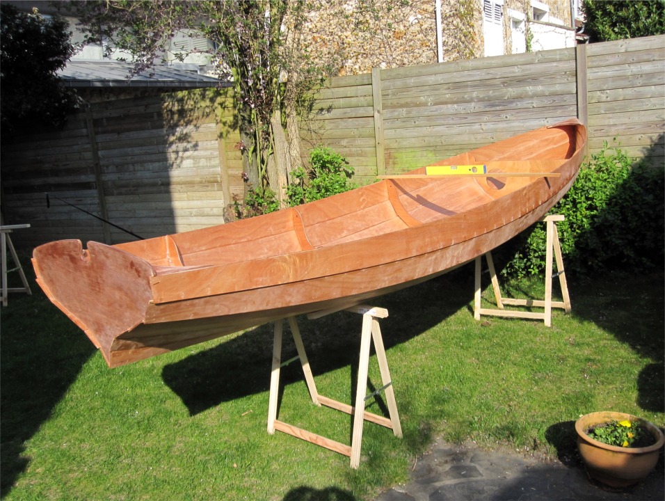 Hervé est fidèle au poste avec deux nouvelles photos de la construction de sa Yole de Chester, qui commence à prendre bonne tournure. 