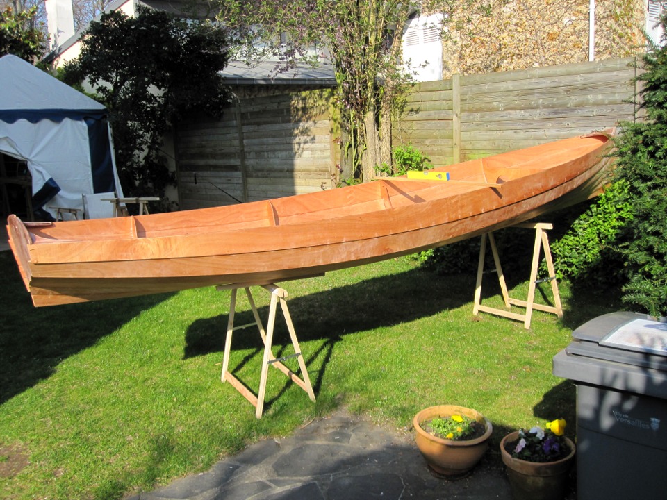 Hervé a retiré les sutures de montage car la coque est maintenant totalement collée, à l'exception des deux membrures du compartiment central. 