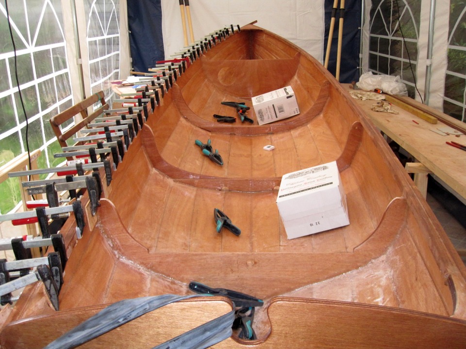 Suite des op&eacute;rations : collage sur b&acirc;bord. Le ballast liquide est toujours l&agrave;, il n'a donc pas &eacute;t&eacute; bu pour f&ecirc;ter la r&eacute;ussite du collage tribord... 