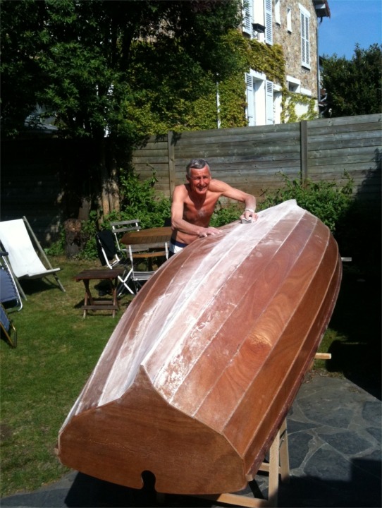 Pr&eacute;lude &agrave; la stratification : Herv&eacute; ponce la surface ext&eacute;rieure de sa coque, et profite ainsi du beau temps qui d&eacute;sole les escargots, les agriculteurs et les exploitants de salles de cin&eacute;ma, mais r&eacute;jouit le reste des usagers, notamment ceux qui sont au lac d'Orient pour la seconde journ&eacute;e du rassemblement Arwen Marine (les autres ont tort). 