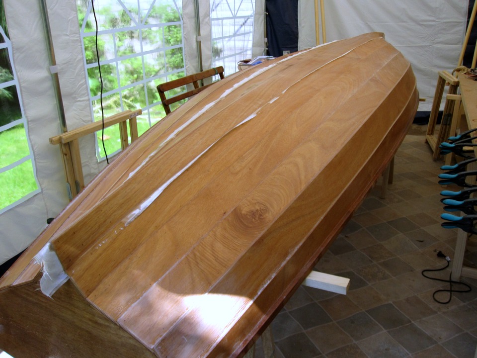 Et hop ! le tissu est satur&eacute; de r&eacute;sine &eacute;poxy et il ne reste plus qu'&agrave; couper l'exc&eacute;dent de tissu de verre sur les cot&eacute;s. 