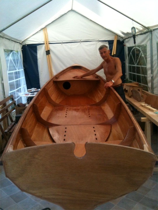 Herv&eacute; a temin&eacute; la construction de sa Yole de Chester et il ne lui reste plus qu'&agrave; poncer pour attaquer la finition de son bateau. 