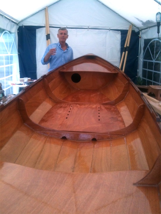 Herv&eacute; nous envoie cette photo qui le montre un verre &agrave; la main pour f&ecirc;ter la fin du vernis sur sa Yole de Chester ! 