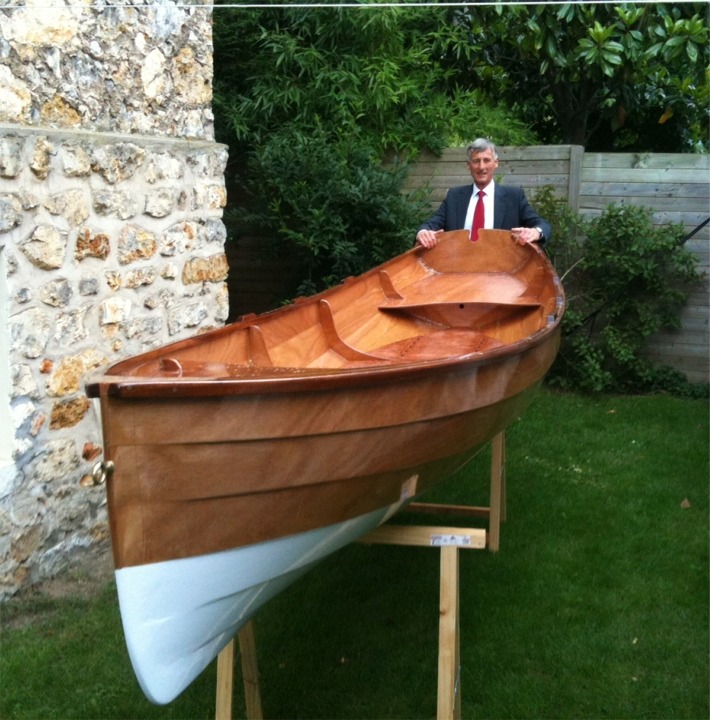 Hervé nous envoie les 4 photos suivantes de sa Yole de Chester, enfin finie et prête à prendre la mer. 