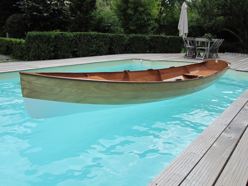 "Prendre la mer" était un peu rapide : Hervé effectue un test de flottabilité en piscine. 