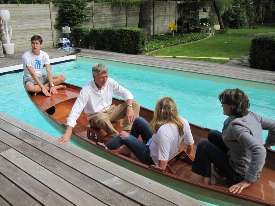 Poursuite du test de flottabilité, avec 4 personnes à bord. La Yole est déclarée en catégorie D pour 3 personnes seulement, mais on voit qu'elle en porterait 4 sans peine (sauf pour le nageur peut-être)... 