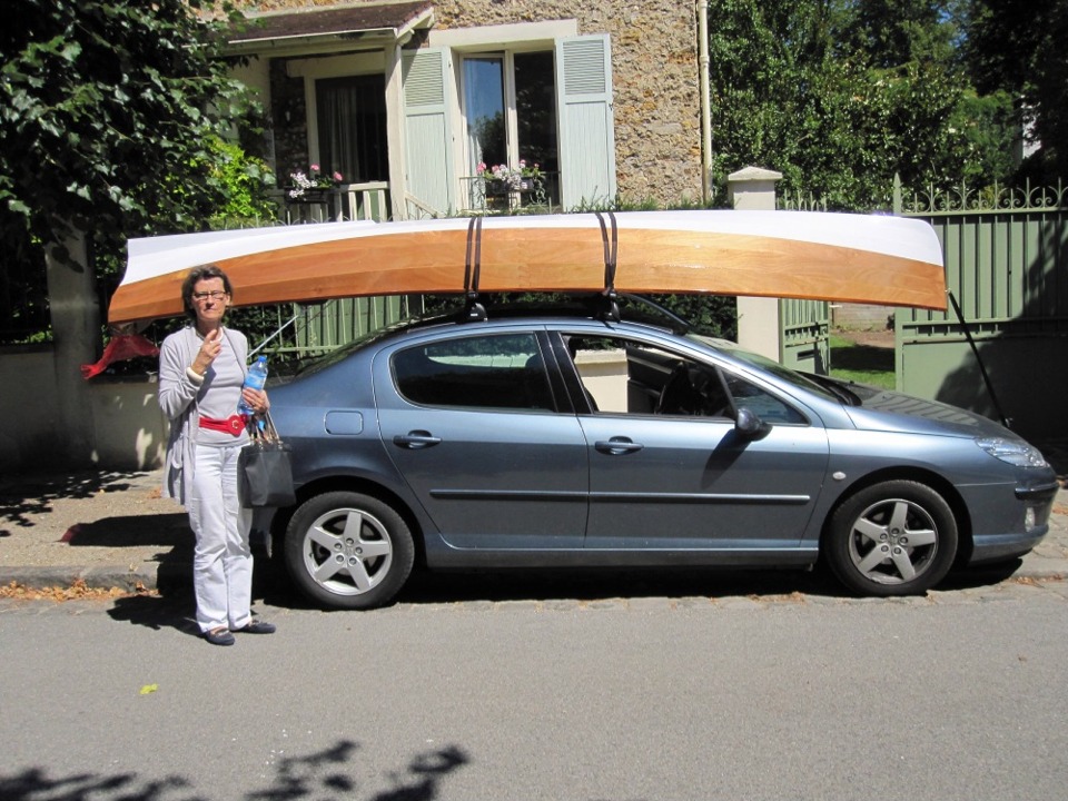 Hervé et Frédérique ont hissé et saisi la Yole de Chester sur les barres de toit de la 407 pour son voyage inaugural vers le Loing, près de Barbizon. 