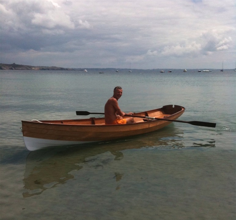 Herv&eacute; profite d'une journ&eacute;e calme malgr&eacute; un ceil mena&ccedil;ant pour cette preni&egrave;re sortie en mer. 
