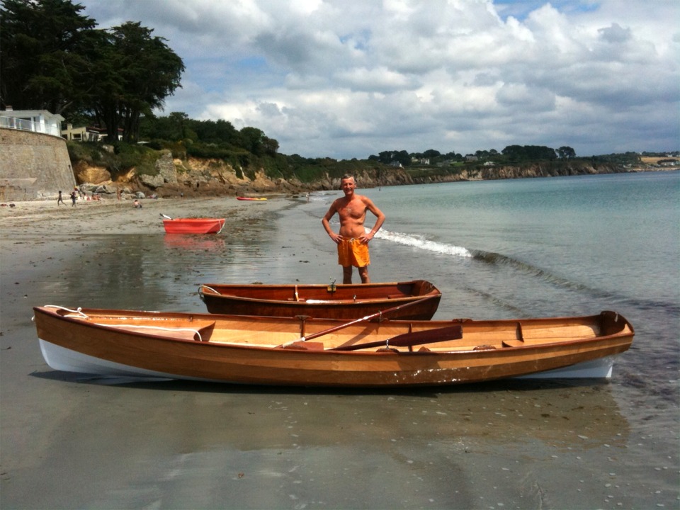 Herv&eacute; peut &ecirc;tre fier de ses oeuvres (et d&eacute;cline toute relation avec l'horreur rouge derri&egrave;re lui) ! 