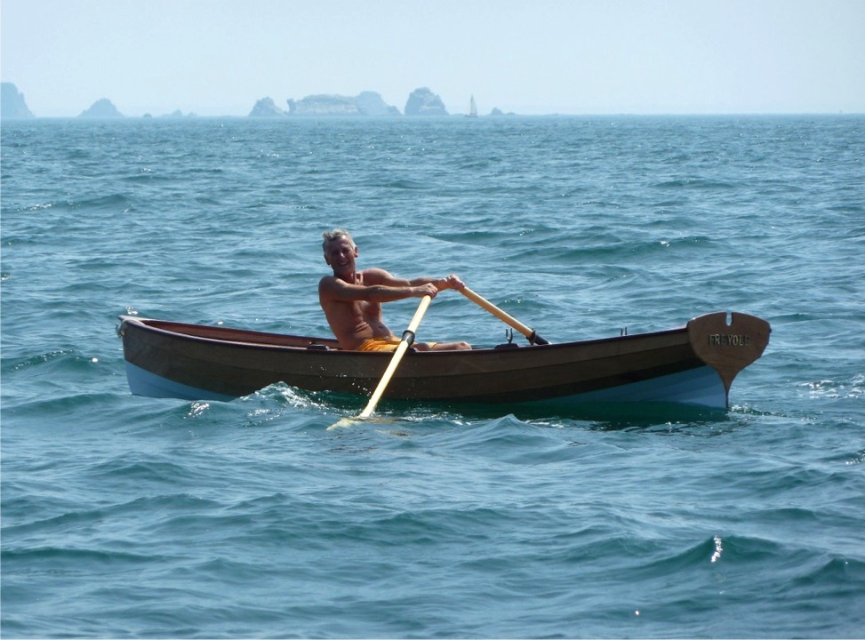 Herv� nous envoie des images de la premi�re travers�e oc�anique de sa Yole de Chester : du Trez-Hir (Plougonvelin) � Camaret, soit 7 milles nautiques, couverts en moins de 2h.
