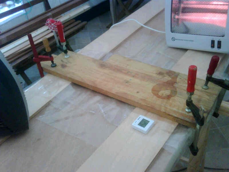 Herv&eacute; nous envoie une image du collage &agrave; l'&eacute;poxy des joints-puzzle des bord&eacute;s de la Yole de Chester qu'il construit en r&eacute;gion parisienne. Le thermom&egrave;tre digital au premier plan n'indique pas 52 degr&eacute;s, il est &agrave; l'envers... 