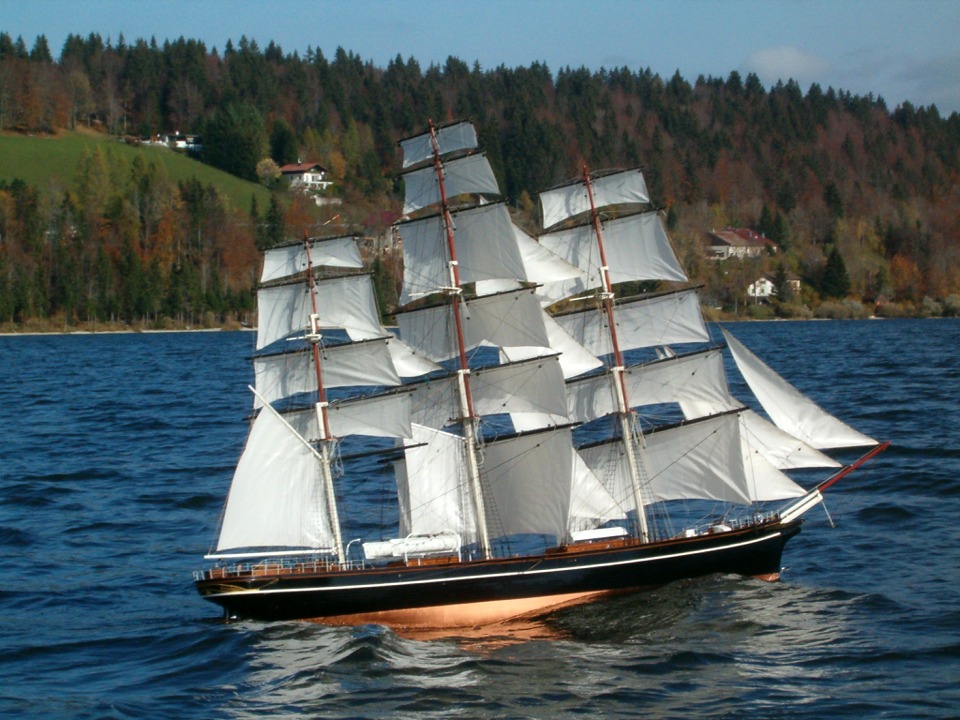 En attendant, Jean-Claude nous gâte : il m'a encore envoyé les trois photos suivantes, en complément de la page consacrée à sa Cutty Sark, récemment mise en ligne. Jean-Claude ne dit pas quelle est la vitesse de son modèle sur cette image, mais rappelez-vous que sa Cutty Sark pèse 78 kg : pour avoir cette jolie petite gîte, elle doit assurément bien marcher. Les scientifiques d'entre vous pourront calculer sa vitesse en mesurant la hauteur de son système de vague. Je n'arrive pas à retrouver la formule pour l'instant, je cherche... 