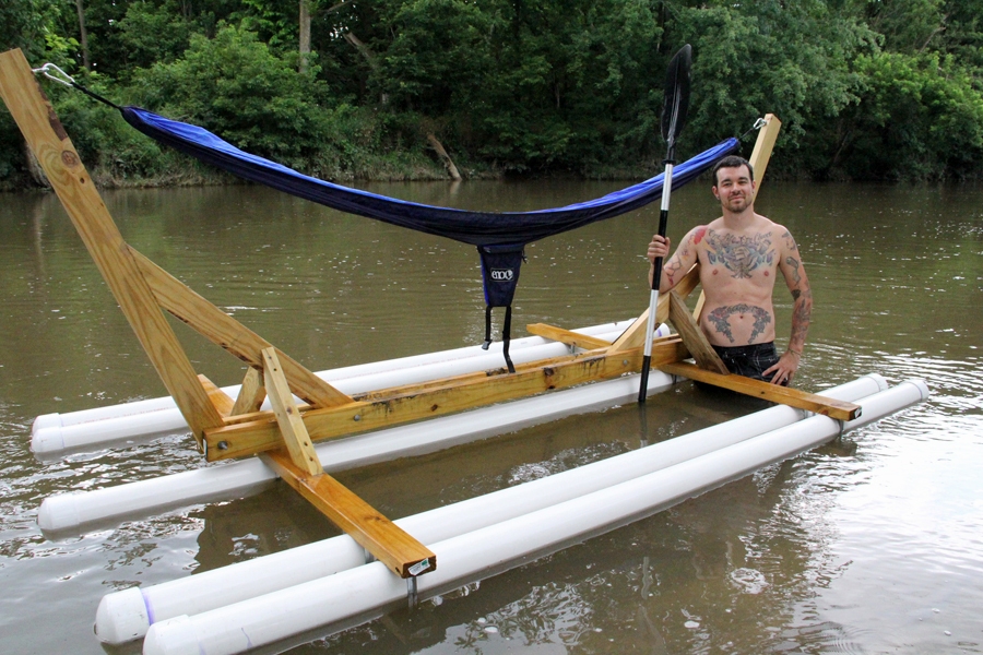 Voici en avant-premi&egrave;re un nouveau kit qui arrive ce 1er avril et que j'ajouterai tr&egrave;s prochainement au catalogue d'Arwen Marine : le hamac-radeau. La flottabilit&eacute; est assur&eacute;e par 5 tubes en PVC de descente de goutti&egrave;re de 80 mm de diam&egrave;tre. La structure pr&eacute;-d&eacute;coup&eacute;e en bois trait&eacute; peut &ecirc;tre laiss&eacute;e brute ou lasur&eacute;e et l'assemblage se fait &agrave; l'aide de visserie inox. Le hamac et la pagaie sont stantard. 