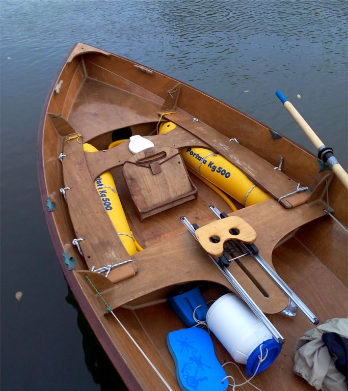 Exclusif : &agrave; l'occasion d'un petit rassemblement informel Arwen Marine &agrave; Chatou (trois bateaux tout de m&ecirc;me : le Mill Creek 13 de Pierrick, qui nous a superbement re&ccedil;us, la Yole de Chester "Atipik" et le Skerry "Piff" visible ici), j'en ai profit&eacute; pour faire cette photo des am&eacute;nagements que Jean-David a faits pour rendre son Skerry comp&eacute;titif Notez le si&egrave;ge &agrave; coulisse (amovible pour la voile) avec son cale-pieds appuy&eacute; sur le si&egrave;ge en "H" avec les boudins de flottabilit&eacute; amarr&eacute;s dessous et la pompe de cale &agrave; cr&eacute;pine baladeuse sur la barre du "H". Notez aussi le second jeu de supports de dames de nage avanc&eacute; pour la si&egrave;ge &agrave; coulisse. 