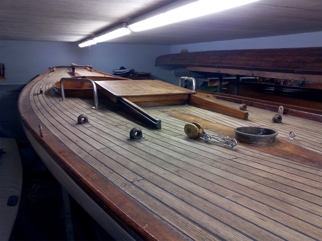 Mais oui, il s'agit bien de Roastbeef, le tr&egrave;s &eacute;l&eacute;gant 30 m2 CVP dessin&eacute; par Gustave Caillebotte en 1892 : 7.40 m de longueur au pont pour 1.53 m de bau maximum et 1.40 m de tirant d'eau. D&eacute;placement : 1500 kg dont 980 kg de lest ! Il est gr&eacute;&eacute; en "crevettier" : grand-voile au tiers (24 m2) et foc (6 m2) sur bout-dehors. 