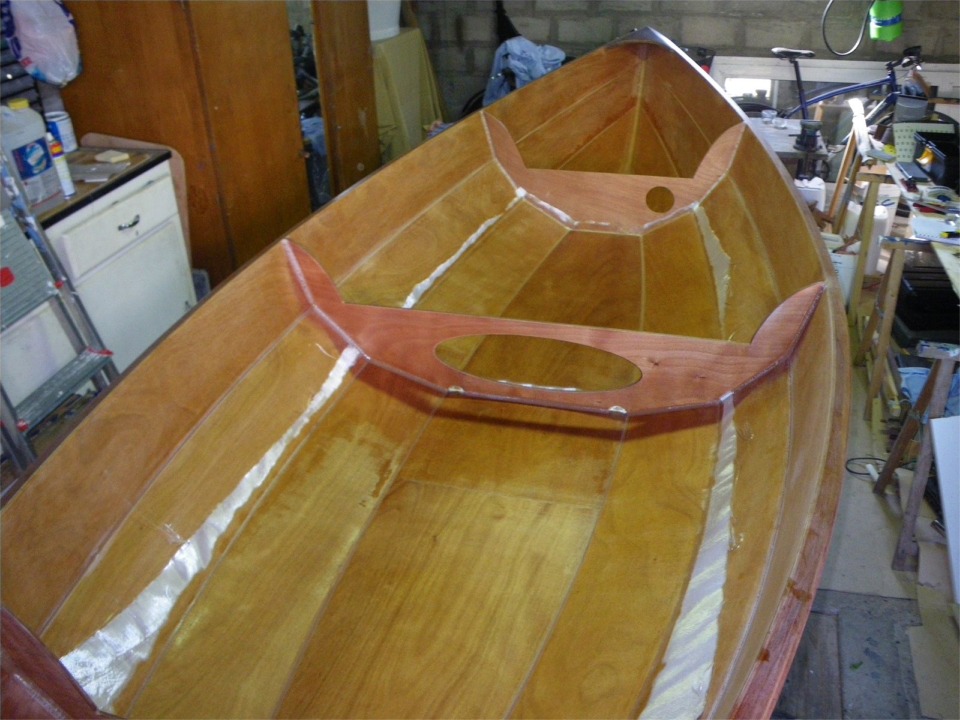 Et voil&agrave; le tissu satur&eacute; de r&eacute;sine &eacute;poxy, il n'y a plus qu'&agrave; couper l'exc&eacute;dent de tissu dans le joint entre les bord&eacute;s 1 et 2. 