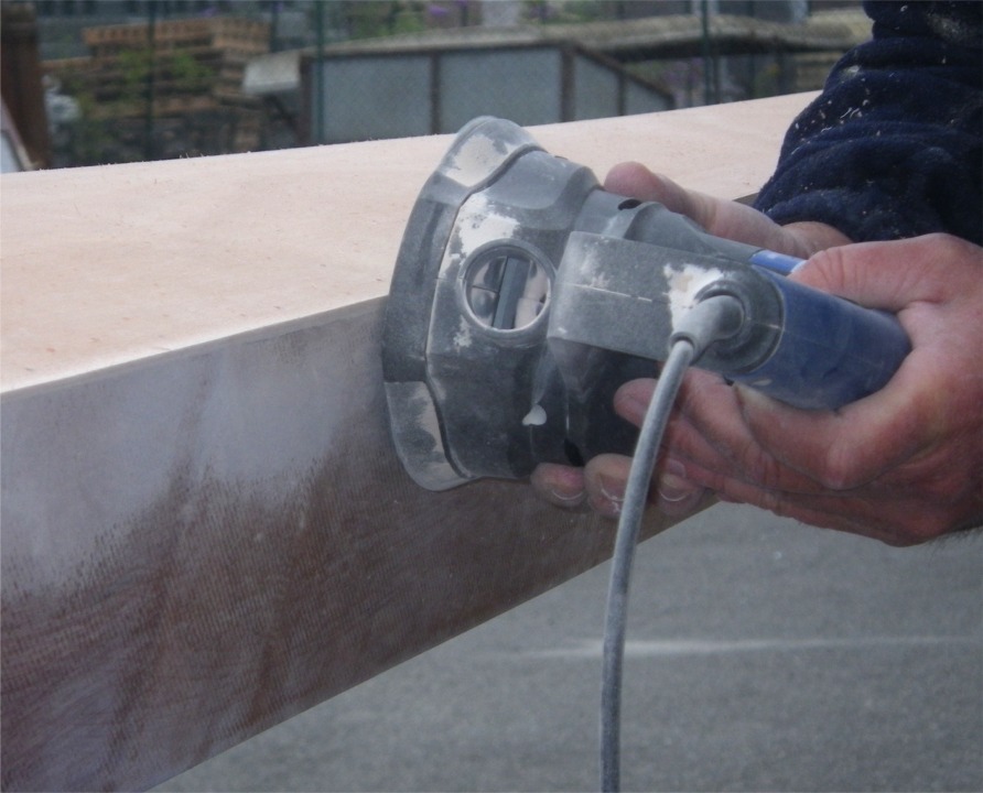 Je fais la finition des bords du pont de l'Oxford Shell &agrave; la ponceuse excentrique, apr&egrave;s une approche &agrave; la scie sauteuse et une coupe plus proche &agrave; la d&eacute;fonceuse (fraise droite &agrave; guide). 