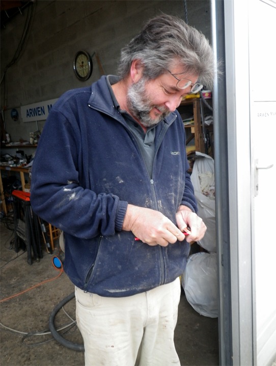 Beno&icirc;t immortalise une op&eacute;ration rare : je taille un de mes nombreux crayons... 