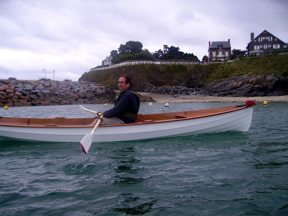 Et voici l'heureux constructeur donnant les premiers coups d'aviron sur son nouveau bateau ! 