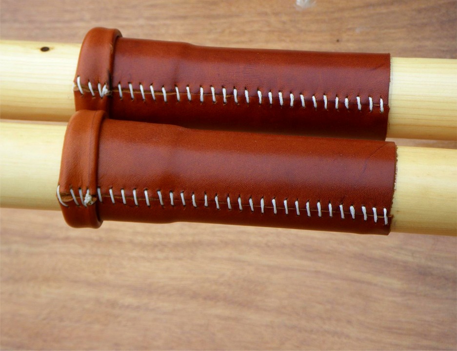 Ronan a &eacute;galement cousu ces manchons en cuir sur ses avirons : nettement plus "classe" que les manchons en PVC ! En principe, "Coriolis" participera &agrave; la Route du Sable, samedi prochain, avec "Anouket" et mon Skerry de d&eacute;mo. 