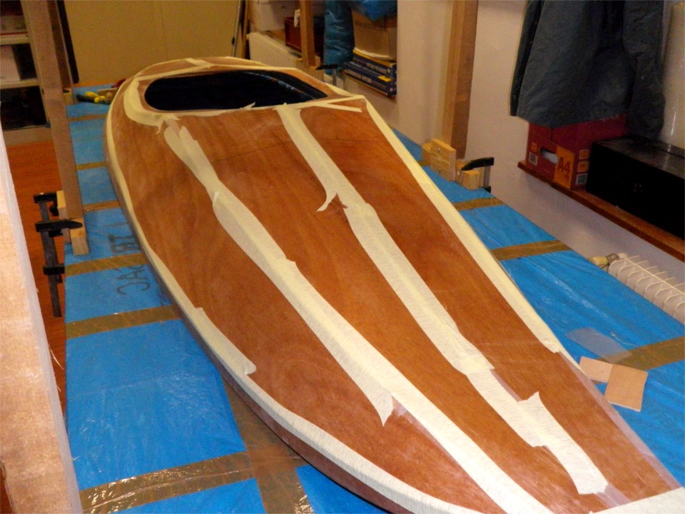 Jean-Pierre nous envoie les trois images suivantes de la construction de son Matunuck Surf Kayak. Les panneaux de pont sont assembl&eacute;s au "scotch" sur la coque pendant le durcissement des joints &eacute;poxy entre les panneaux. Le pont n'est pas encore coll&eacute; &agrave; la coque, ou plut&ocirc;t seulement au ruban adh&eacute;sif, afin que les collages entre les panneaux durcissent sous une forme "compatible" avec la coque, en vue du collage pont-coque &agrave; venir. 